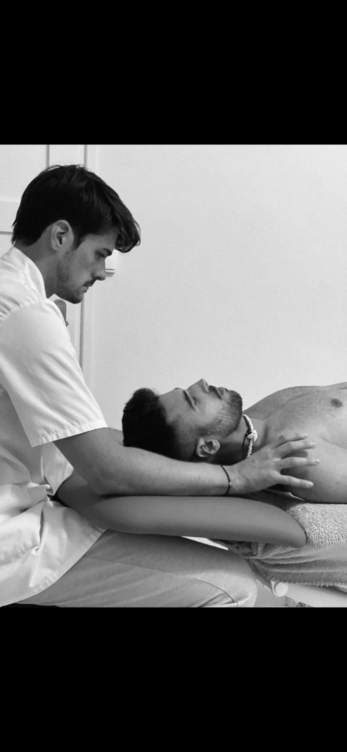 Une séance d’ostéopathie : accompagnement manuel de la région cervicale auprès d’un patient allongé