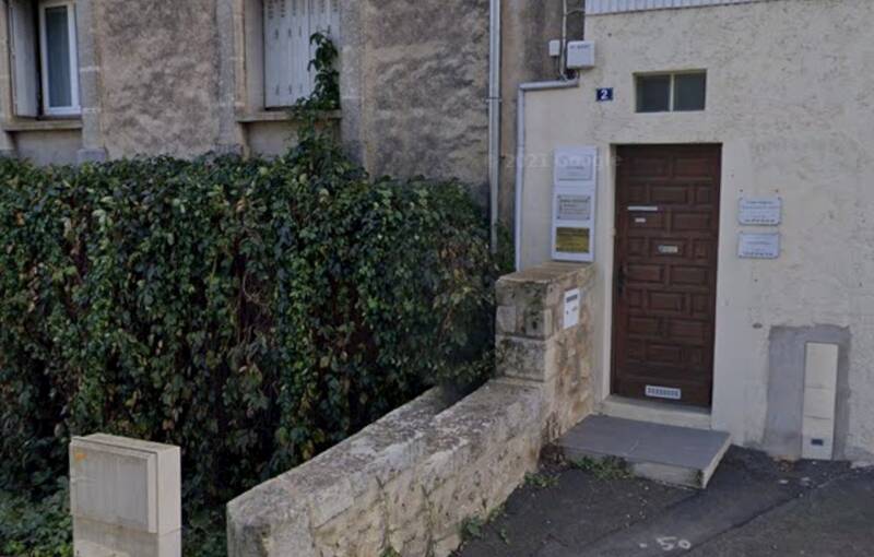 Porte d’entrée de la Maison de Santé au numéro 2 avenue de Béziers, vue depuis la rue